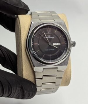 Success way L-184 With silver chain and black dial with date and day funtion
