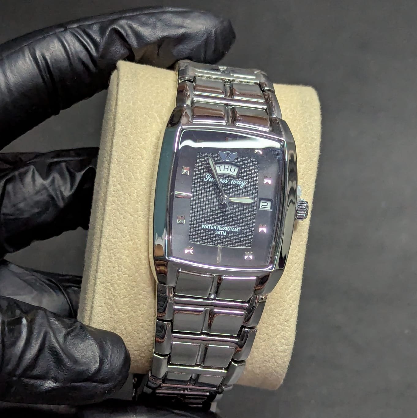 Successway L-233 with silver chain and black dial with date and day function