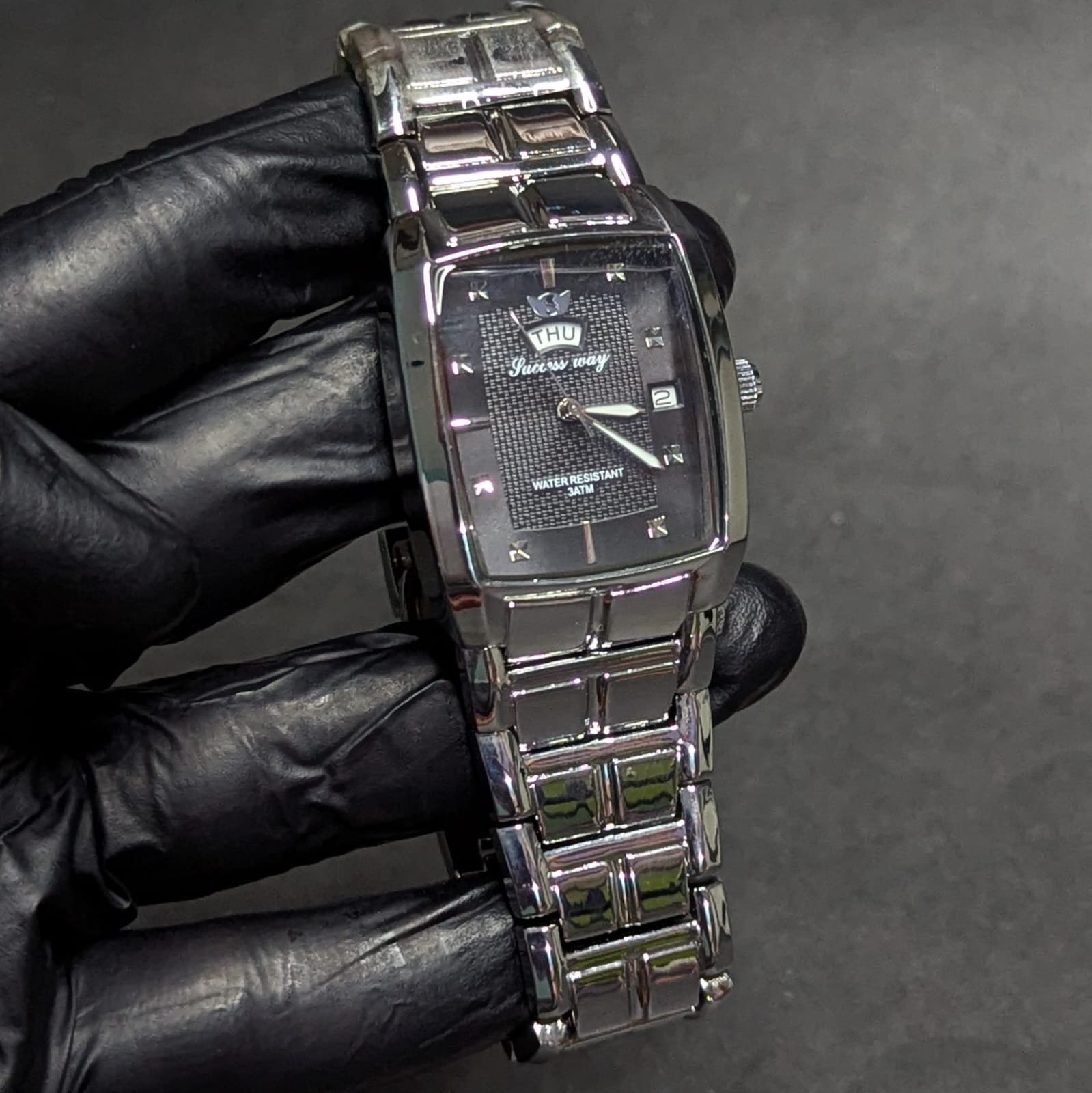 Successway L-233 with silver chain and black dial with date and day function - Image 2